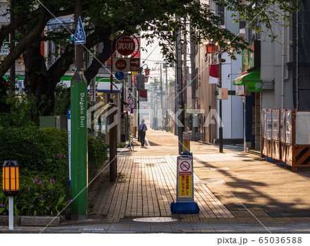 郊外の住宅地　商店街の朝 65036588