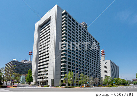 東京都千代田区霞が関にある総務省の庁舎ビル 65037291