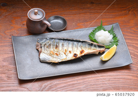 真サバ、真鯖、真さば、マサバの塩焼き、グリル焼き。国産鮮魚の真サバを3枚下ろしに捌いたサバの焼きサバ 真サバ、真鯖、真さば、マサバの塩焼き、グリル焼き。国産鮮魚の真サバを3枚下ろしに捌いたサバの焼きサバ 65037920