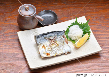 真サバ、真鯖、真さば、マサバの塩焼き、グリル焼き。国産鮮魚の真サバを3枚下ろしに捌いたサバの焼きサバ 65037924