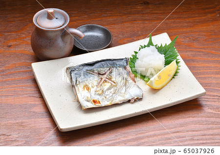 真サバ、真鯖、真さば、マサバの塩焼き、グリル焼き。国産鮮魚の真サバを3枚下ろしに捌いたサバの焼きサバ 65037926