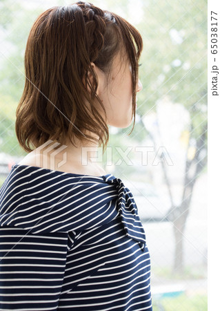 向こうを見る女性 65038177
