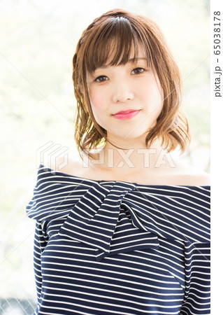 新緑の中の女性 65038178