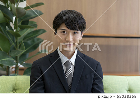 スーツ姿の若い男性の写真素材