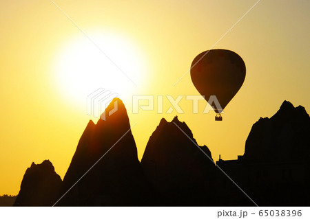 トルコ・カッパドキアの気球と朝日 Hot air baloon,Cappadocia,Turkey 65038396