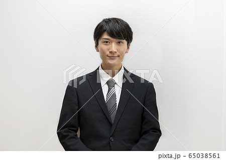スーツ姿の若い男性 65038561
