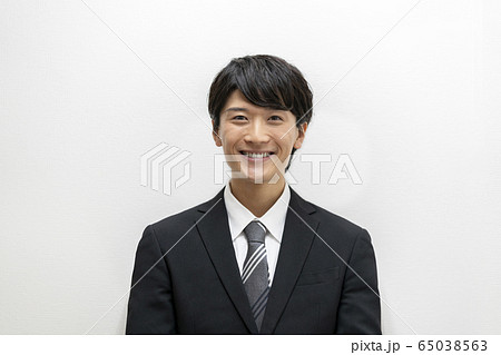 スーツ姿の若い男性 スーツ姿の若い男性 65038563