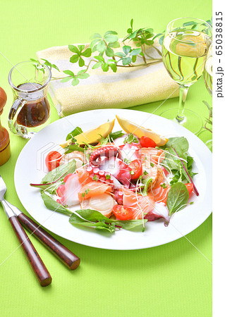 タコ 蛸 とベビーホタテ ボイル済 とサーモントラウト ベビーリーフのカルパッチョ風サラダ の写真素材