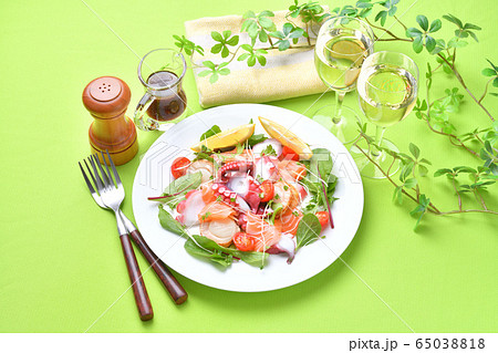 タコ 蛸 とベビーホタテ ボイル済 とサーモントラウト ベビーリーフのカルパッチョ風サラダ の写真素材