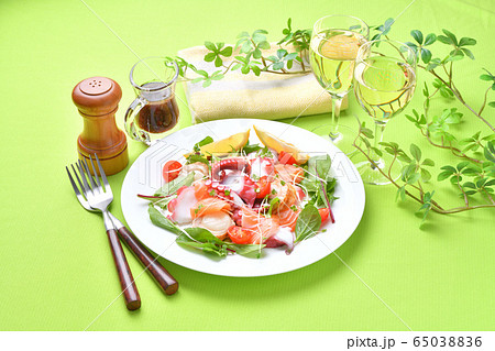 タコ（蛸）とベビーホタテ（ボイル済）とサーモントラウト、ベビーリーフのカルパッチョ風サラダ。 65038836