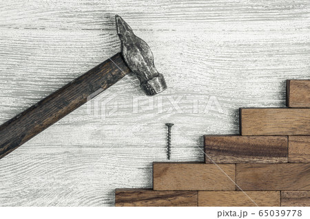 Hammer clogs the nails that are lined up Hammer clogs the nails that are lined up 65039778