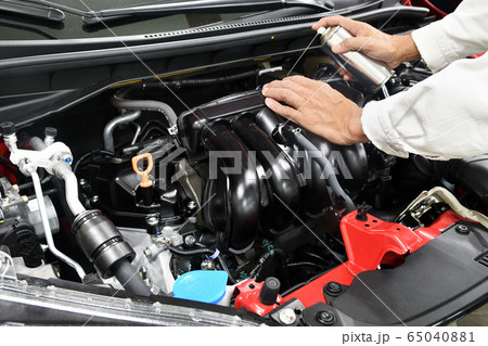 整備中の車のエンジンルーム 整備中の車のエンジンルーム 65040881