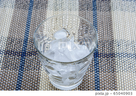 氷の入ったコップ 氷の入ったコップ 65040903