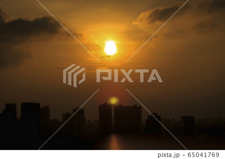 夕日 夕焼け シルエット 65041769