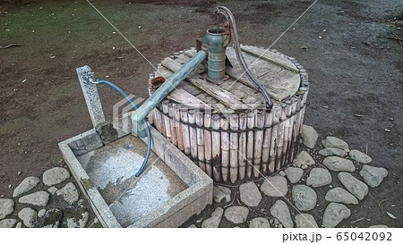 井戸のポンプ 65042092