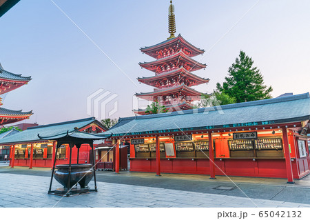 東京の都市風景 夕暮れ時の浅草 浅草寺の風景 東京の都市風景 夕暮れ時の浅草 浅草寺の風景 65042132