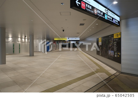 緊急事態宣言で誰もいない渋谷駅 65042505