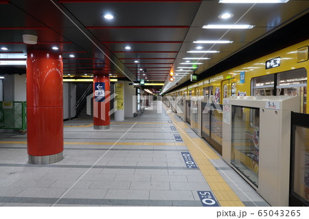 緊急事態宣言で誰もいない銀座線浅草駅ホーム 65043265