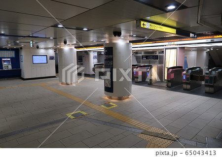 緊急事態宣言で誰もいない銀座線浅草駅改札 緊急事態宣言で誰もいない銀座線浅草駅改札 65043413