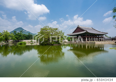 Beautiful view of Gyeonghoeru Pavilion and pond in Gyeongbokgung palace, Seoul, South Korea 65043434