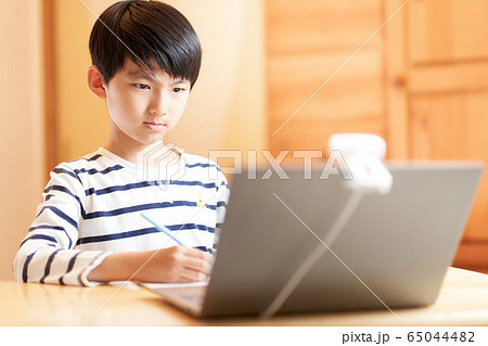 家庭学習　オンライン授業　小学生　イメージ 65044482