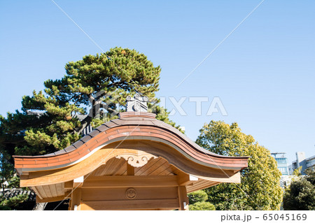 快晴の青空の下の泉岳寺の常香炉の屋根 快晴の青空の下の泉岳寺の常香炉の屋根 65045169