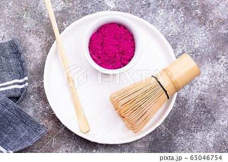 Pink matcha powder from dragon fruit 65046754