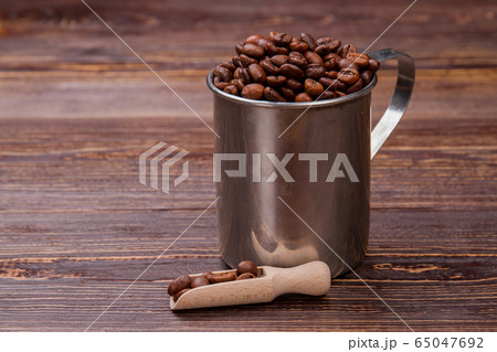 Steel mug and wooden scoop for coffee beans. 65047692