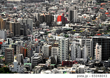 大小のマンションが立ち並ぶ東京都心の住宅街のジオラマ風写真 65048043