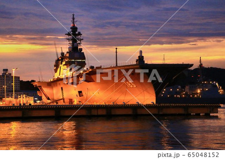 黄昏時…夕焼けに染まる『護衛艦 いずも』 65048152
