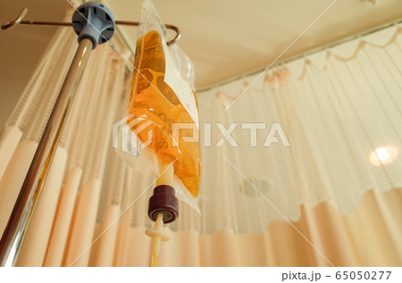 病院で点滴を打つ 65050277