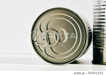 Close up of food cans 65051552