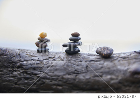 USA, Washington, San Juan County, Orcas Island, Stacks of pebbles on log 65051787