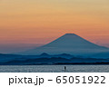夕暮れに美しいグラデーションに染まる空に浮かぶ富士と鵠沼海岸の風景 65051922