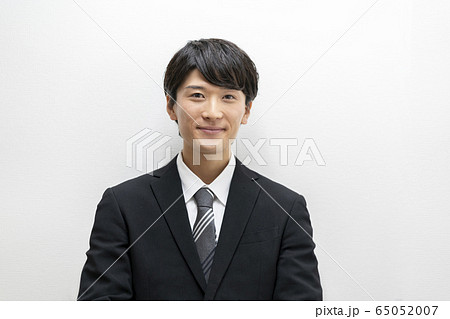 スーツ姿の若い男性 スーツ姿の若い男性 65052007