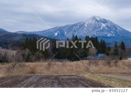 3月正午過ぎ福島県猪苗代国道49号側から望遠で磐梯山を撮影 65052127