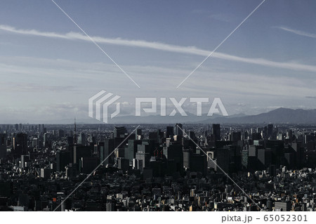 東京スカイツリーの展望台からモノクロで撮影した東京の大手町の風景 65052301