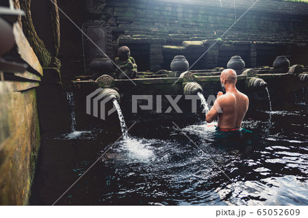 Pura Tirta Empul temple 65052609