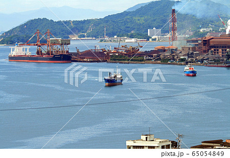 音戸の瀬戸公園から望む港湾風景 65054849