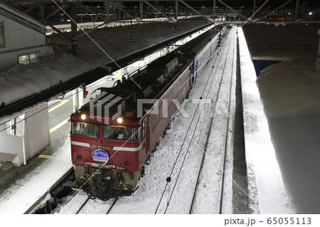 冬の青森駅で出発待機中の寝台特急あけぼの 65055113