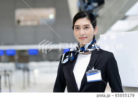 女性　空港　スタッフ 65055179