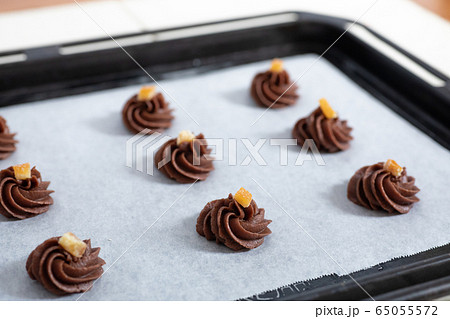 おうちでお菓子作り ガナッシュクッキー 天板の上の焼く前の生地 おうちでお菓子作り ガナッシュクッキー 天板の上の焼く前の生地 65055572