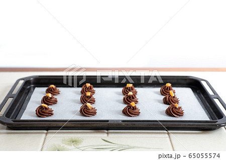 おうちでお菓子作り　ガナッシュクッキー　天板の上の焼く前の生地 65055574