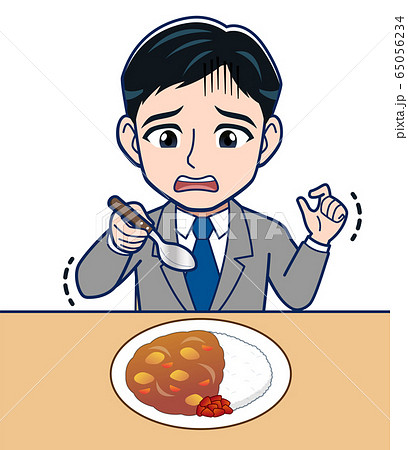 カレーを食べる男性 65056234