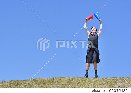 青空で応援する女の子 青空で応援する女の子 65056482