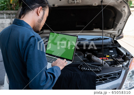 Professional mechanic providing car repair service 65058310