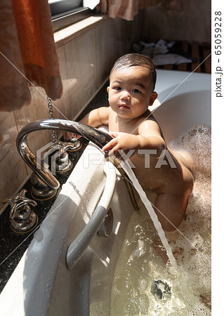 baby bath boy Asian happy laughing baby boy taking a bathの写真素材 [65059228] - PIXTA