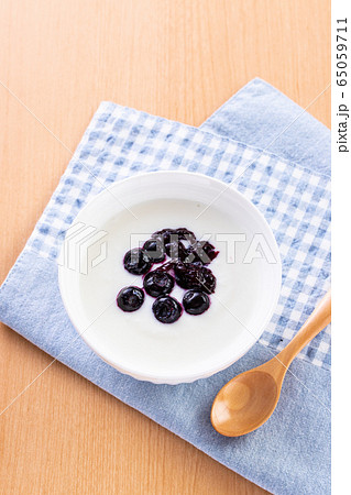 ヨーグルトとブルーベリージャム ヨーグルトとブルーベリージャム 65059711