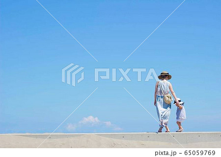 防波堤を歩く親子 65059769