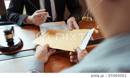 Lawyer working with client discussing contract 65060061